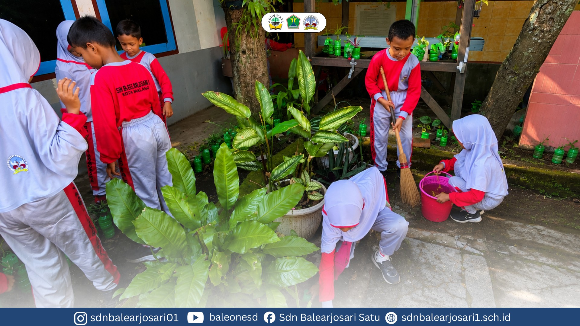 Warga SDN Balearjosari 1 Bergotong Royong Melaksanakan Perbaikan Taman Sekolah untuk Menciptakan Lingkungan Belajar yang Asri dan Nyaman